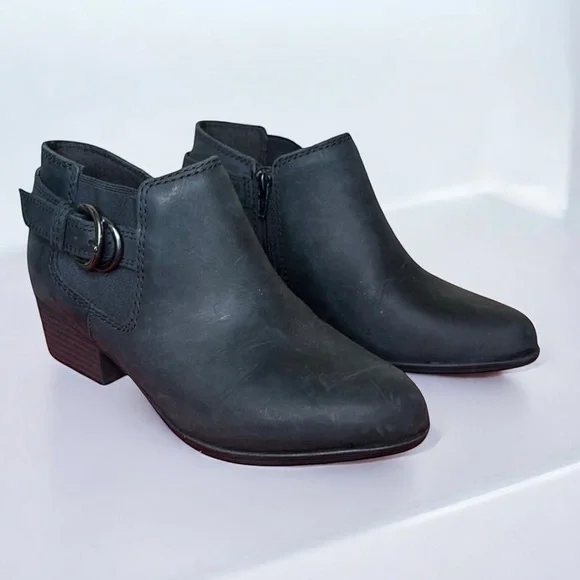 NWT Clarks Adreena Leather Mid Stacked Heel Black Ankle Booties zip Sz 7W